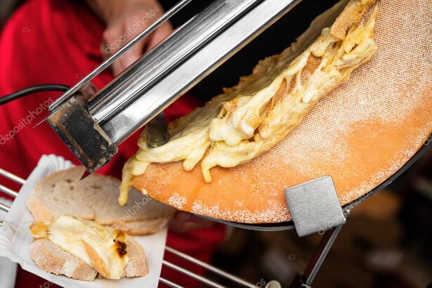 Raclette et fondue avec verres de vin suisse