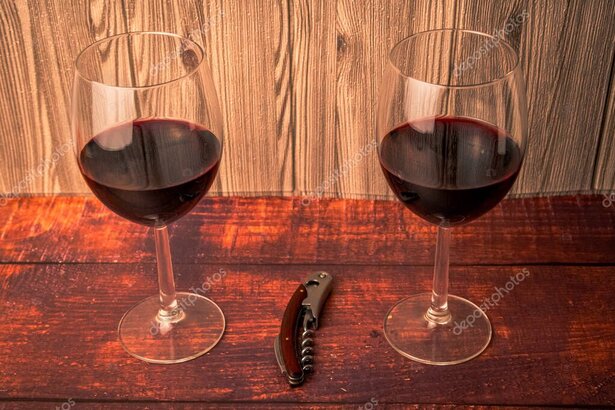Dégustation de vins à la maison avec verres et fiches