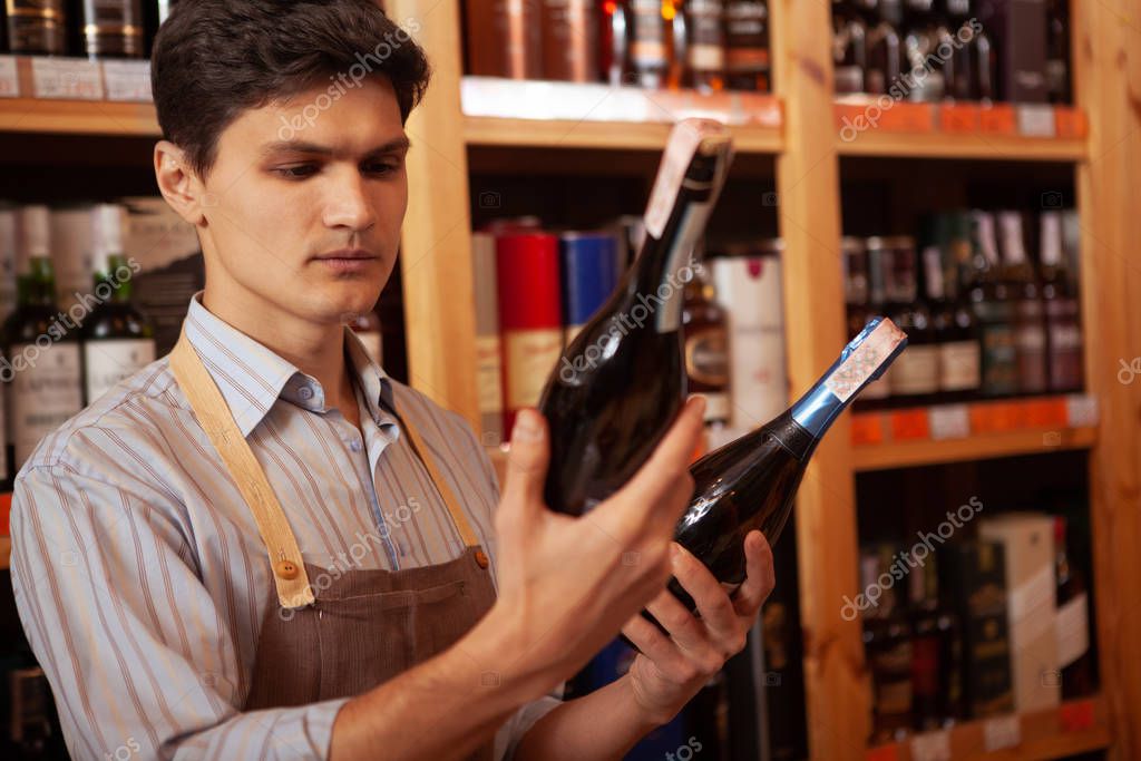 Conseiller vin sélectionnant des bouteilles